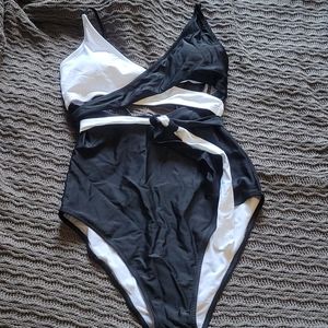 ❌ SOLD ❌ Cupshe Black and White Wrap Swimsuit